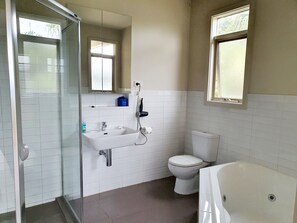 Deluxe Spa Lake View 1 | Bathroom