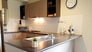 Căn hộ Deluxe (Spa Lake View 1) | Bếp riêng | Tủ lạnh, lò vi sóng, lò nướng, bếp nấu 