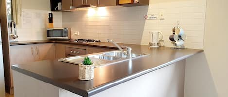 Appartement Deluxe (Spa Lake View 1) | Cuisine privée | Réfrigérateur, four à micro-ondes, un four, surface de cuisson