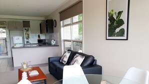 Căn hộ Deluxe (Spa Lake View 1) | Khu phòng khách | TV màn hình phẳng, đầu đĩa DVD 