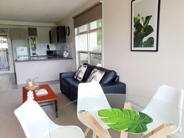 Apartamento luxo (Spa Lake View 1) | Área de estar | TV de tela plana, DVD player