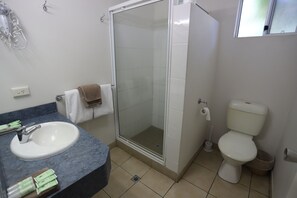 Apartment, Non Smoking | Bathroom | Shower, free toiletries, hair dryer, towels - Tropic Coast Motel (West Mackay)