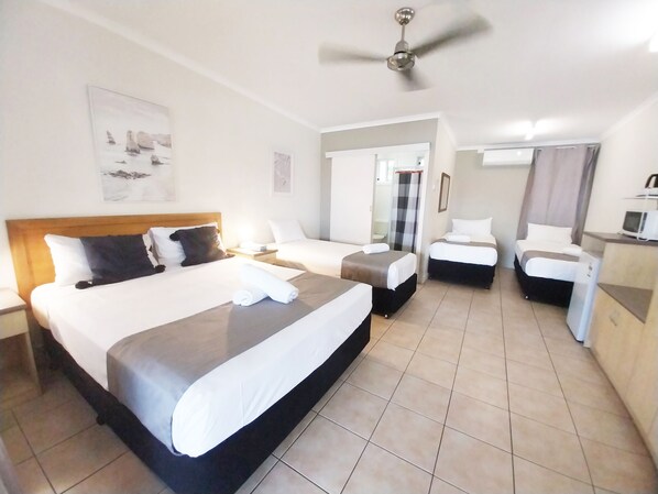 Premium bedding, desk, blackout drapes, iron/ironing board - Tropic Coast Motel (West Mackay)