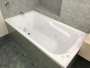 Combinació de dutxa i banyera, assecador de cabells i tovalloles 