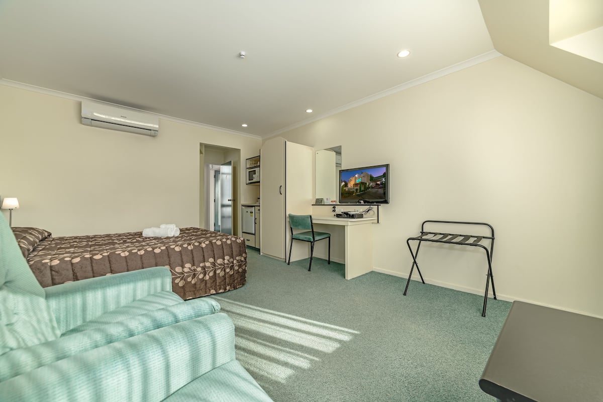 Queen Studio with Shower over Spa Bath | Desk, soundproofing, iron/ironing board, free WiFi