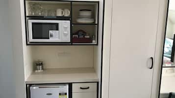 Habitación | Cocineta privada | Refrigerador, microondas, cafetera y tetera y tetera eléctrica