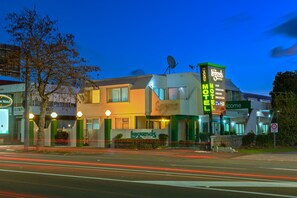 Front of property - evening/night - Legends Motel (Palmerston North)