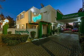 Front of property – evening/night - Legends Motel (Palmerston North)