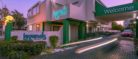 Fachada da propriedade à noite