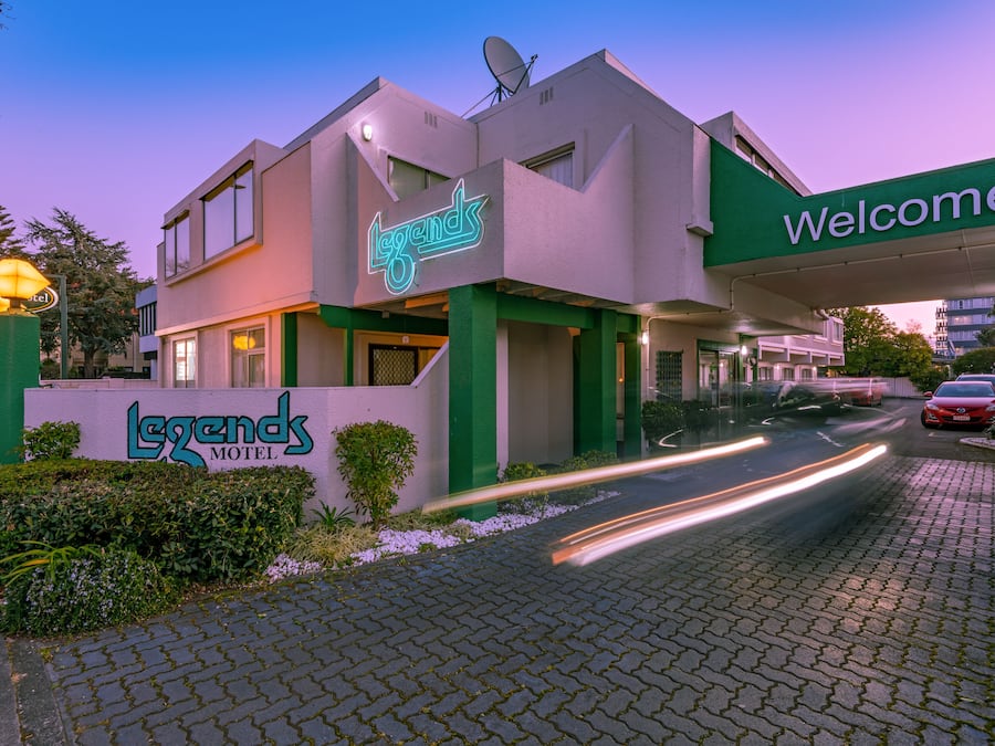 Fachada da propriedade à noite