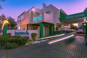 Fachada de la propiedad por la tarde o noche