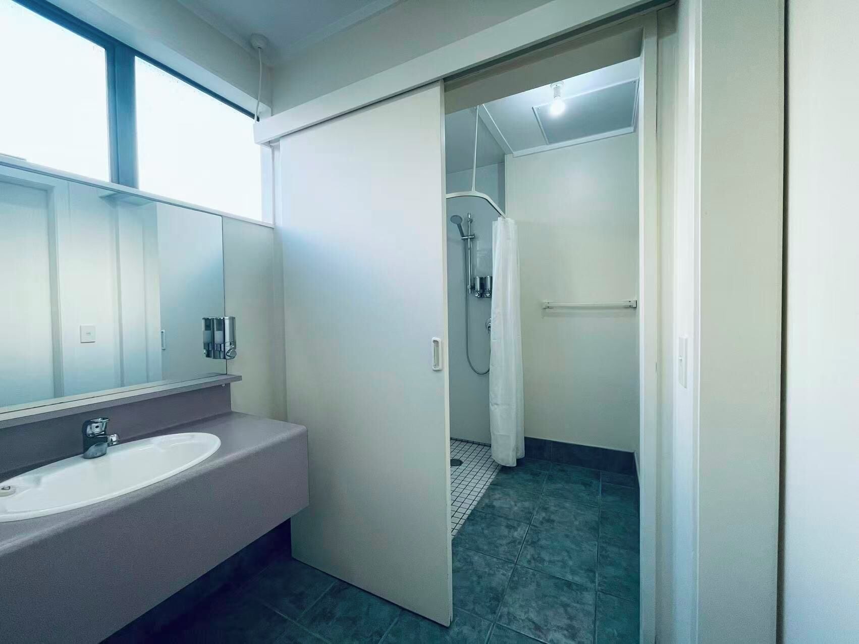 Access Room  | Bathroom | Combined shower/bathtub, hair dryer, towels