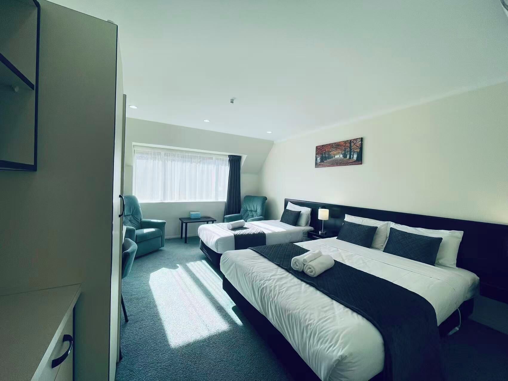 مكتب وتجهيزات عازلة للصوت ومكواة/لوح كي وواي فاي مجانًا