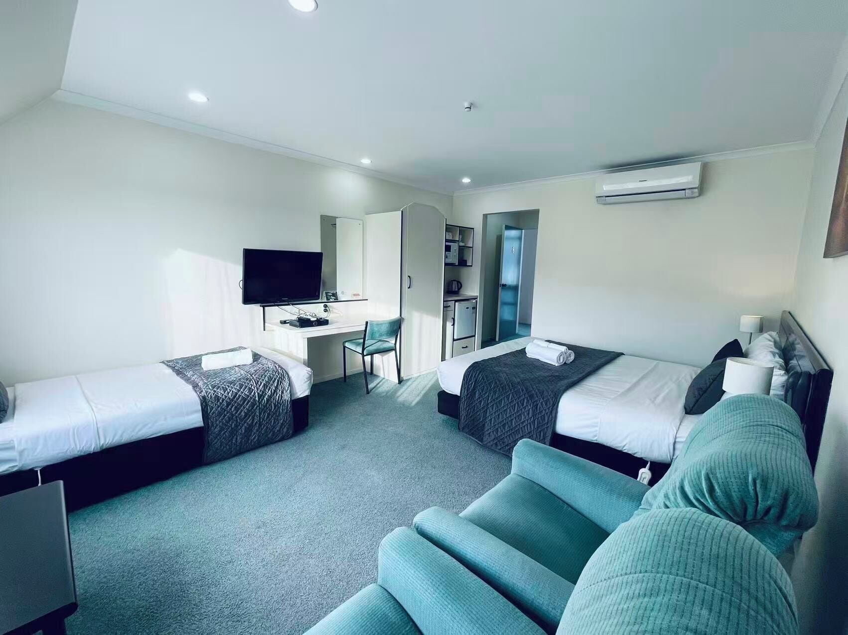 Estudio estándar, para no fumadores, hidromasaje (Twin Room) | Escritorio, insonorización, tabla de planchar con plancha y wifi gratis 