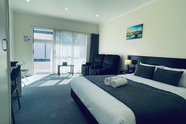 Queen Studio with Shower over Spa Bath | Desk, soundproofing, iron/ironing board, WiFi (free)