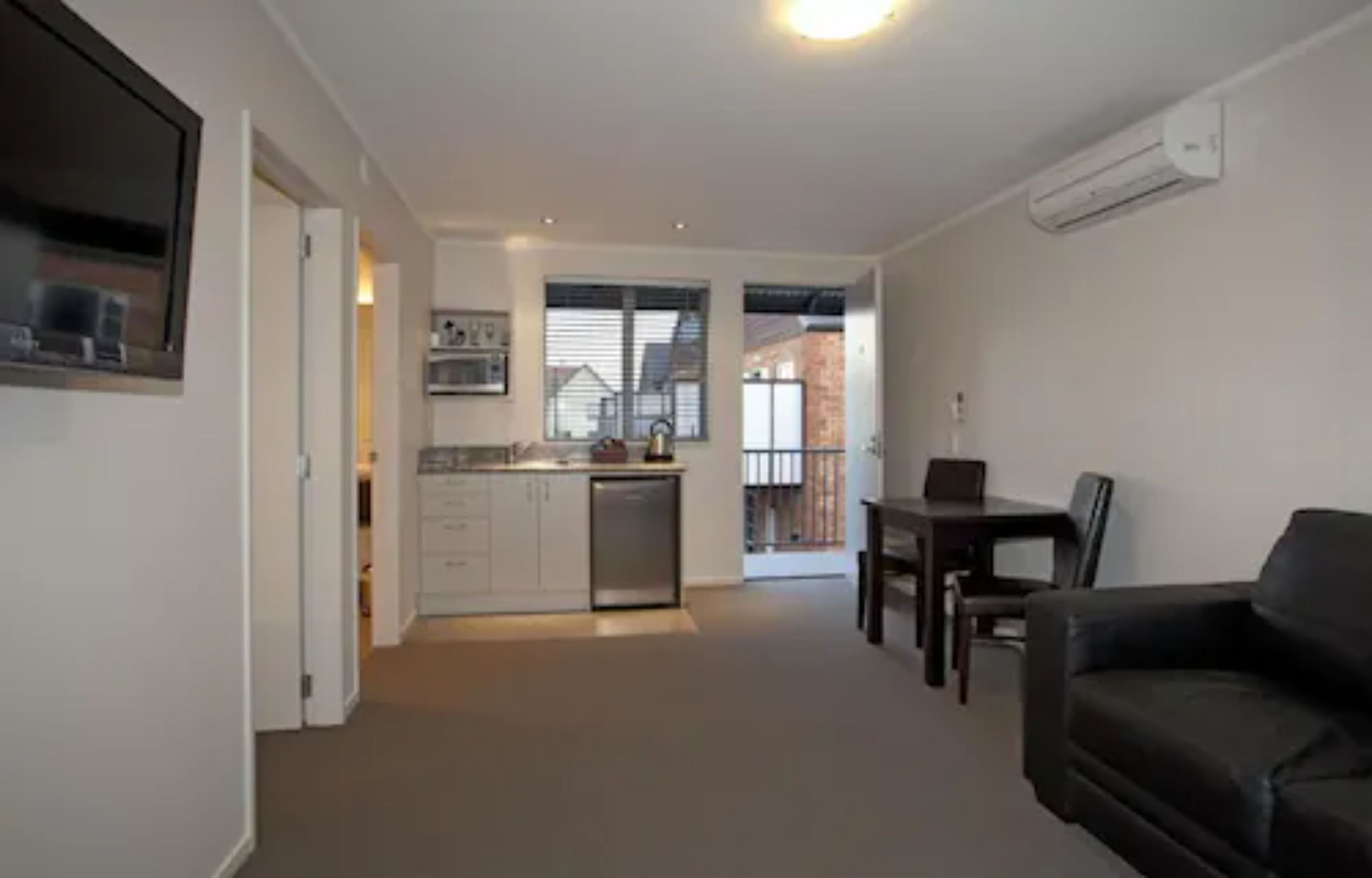 สแตนดาร์ดสตูดิโอ, ปลอดบุหรี่, ห้องครัวขนาดเล็ก (Studio Unit (King bed)) | ห้องนั่งเล่น | ทีวีจอแอลซีดี 35 นิ้ว พร้อมช่องดาวเทียม, ทีวี, เครื่องเล่นดีวีดี