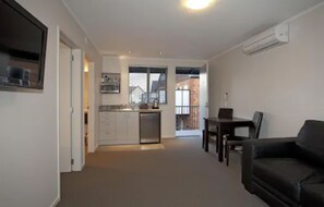 Standard Studio, Non Smoking, Kitchenette (Studio Unit (King bed)) | Ruang tamu | 35 inci televisyen LCD dengan satelit, TV, pemain DVD