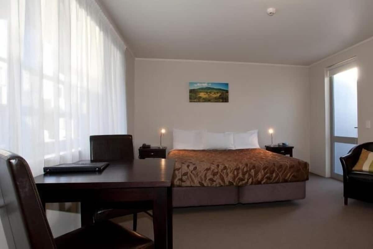 أغطية فراش متميزة وستائر تعتيم ومكواة/لوح كي وواي فاي مجانًا