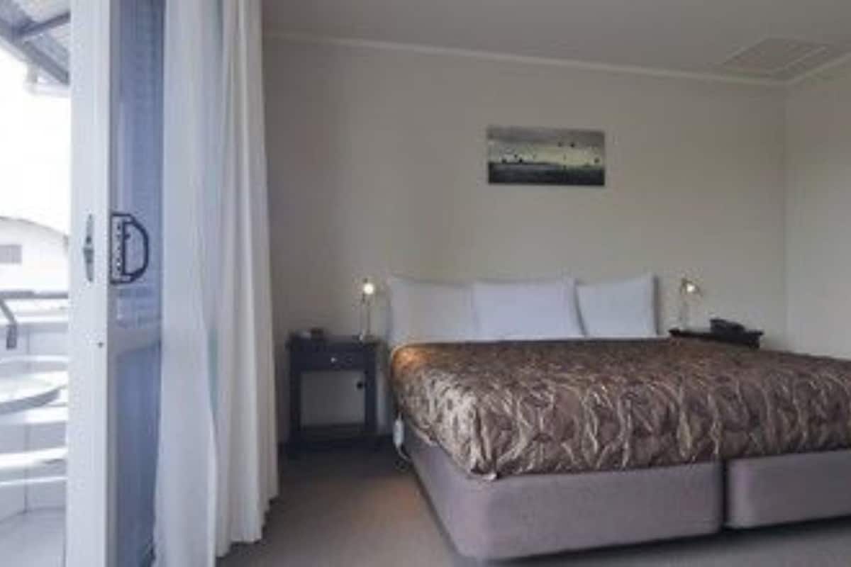 Premium bedding, blackout drapes, iron/ironing board, free WiFi