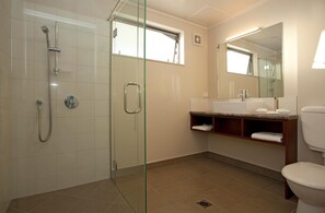 Shower, free toiletries, hair dryer, towels - Atrium on Ulster (Hamilton)