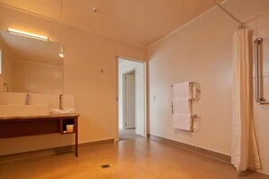 Suite Standard, 2 chambres, non-fumeur, cuisinette (Access) | Salle de bain | Douche, articles de toilette (gratuits), séchoir à cheveux