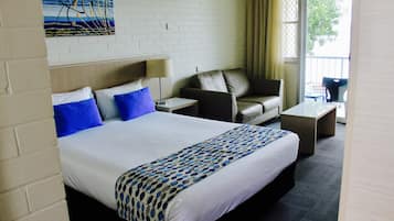 Quarto casal luxo, 1 cama Queen, vista para o rio | Escrivaninha, ferros/tábuas de passar roupa, berços grátis