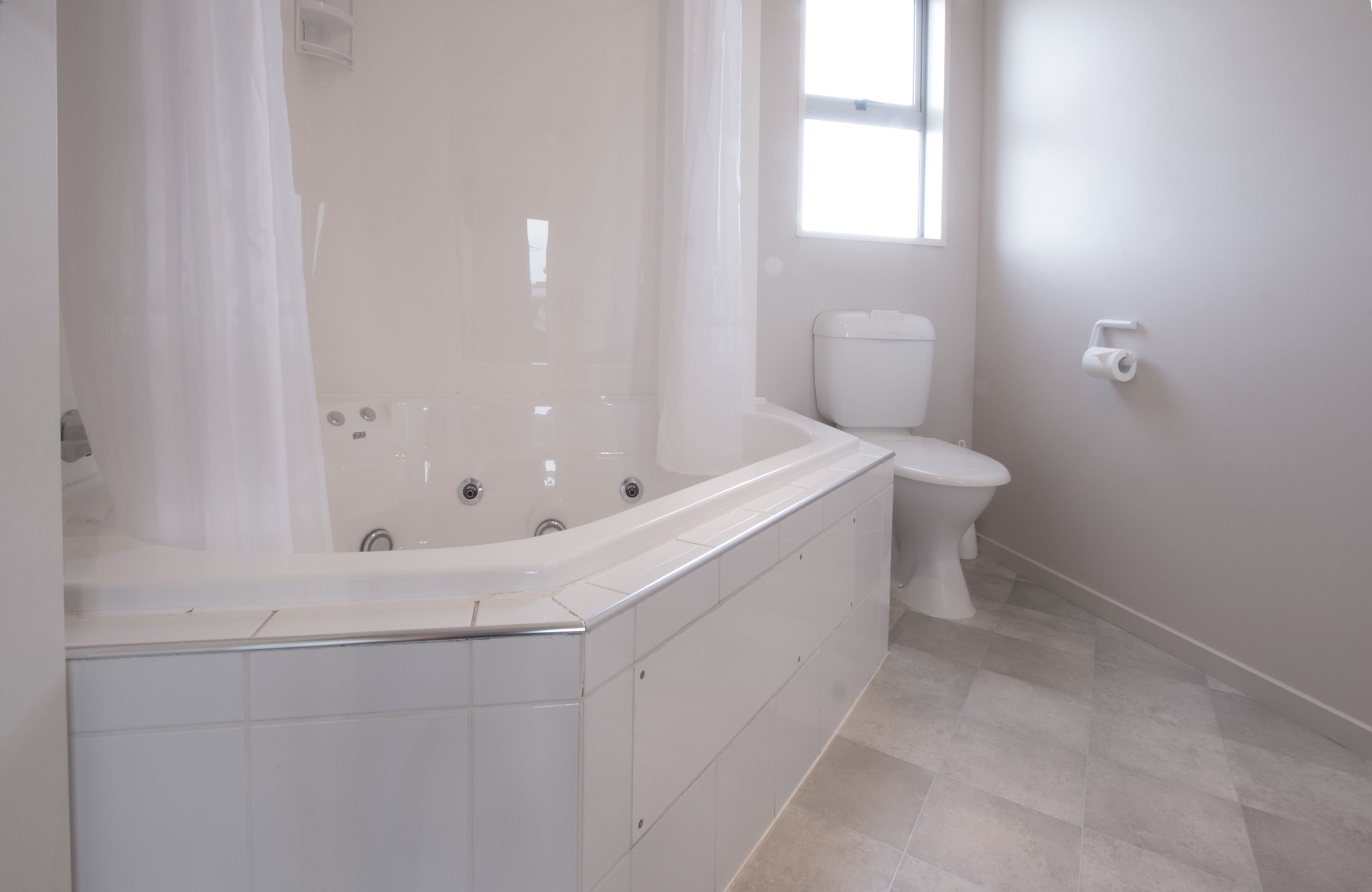 Căn hộ Executive, 2 phòng ngủ, tầng trệt (Spa Apartment  4) | Phòng tắm | Đồ dùng nhà tắm miễn phí, máy sấy tóc, khăn tắm 