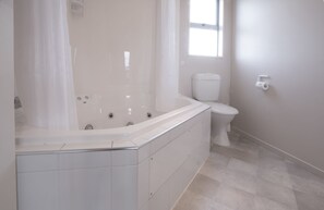 Executive Apartment, 2 Bedrooms, Ground Floor (Spa Apartment  4) | Bathroom | Free toiletries, hair dryer, towels