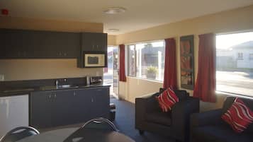 Executive Room, 2 Bedrooms, Garden Area (Apartment 6) | Living area | 40-inch LCD TV with cable channels, TV