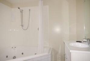 Standard Studio | Bathroom - Phoenix Motel (Temuka)