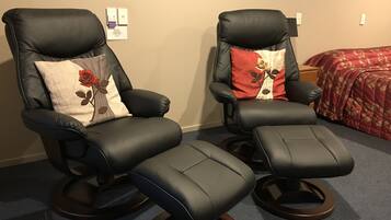 Standard Studio | Premium bedding, iron/ironing board, free WiFi, bed sheets