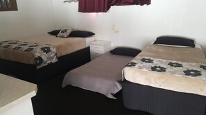Schreibtisch, schallisolierte Zimmer, Bügeleisen/Bügelbrett