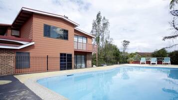 Piscina externa, espreguiçadeiras