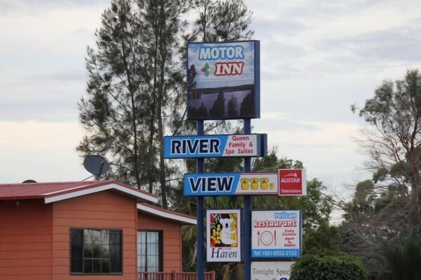Un panneau d’affichage présentant diverses publicités pour des entreprises, notamment MOTOR INN, RIVER Family & Spa Suites, VIEW et HAVEN.