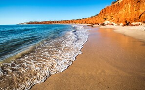 Beach - Shark Bay Seafront Apartments (Denham)