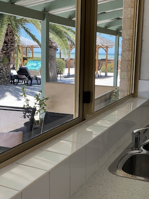 标准公寓, 2 间卧室, 无烟房, 厨房 | 起居区 | 平板电视