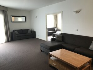 Beleura Suite | Living area | 42-inch plasma TV with digital channels, TV - Mornington Hotel (Mornington)