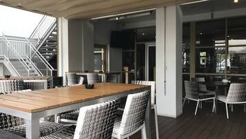 2 bars/lounges