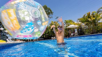 Outdoor pool, free pool cabanas, pool loungers