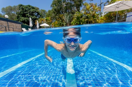 Piscina externa, barracas de cortesia, espreguiçadeiras. Ingenia Holidays Noosa North
