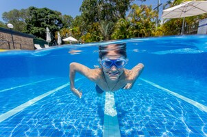 Outdoor pool, free pool cabanas, pool loungers