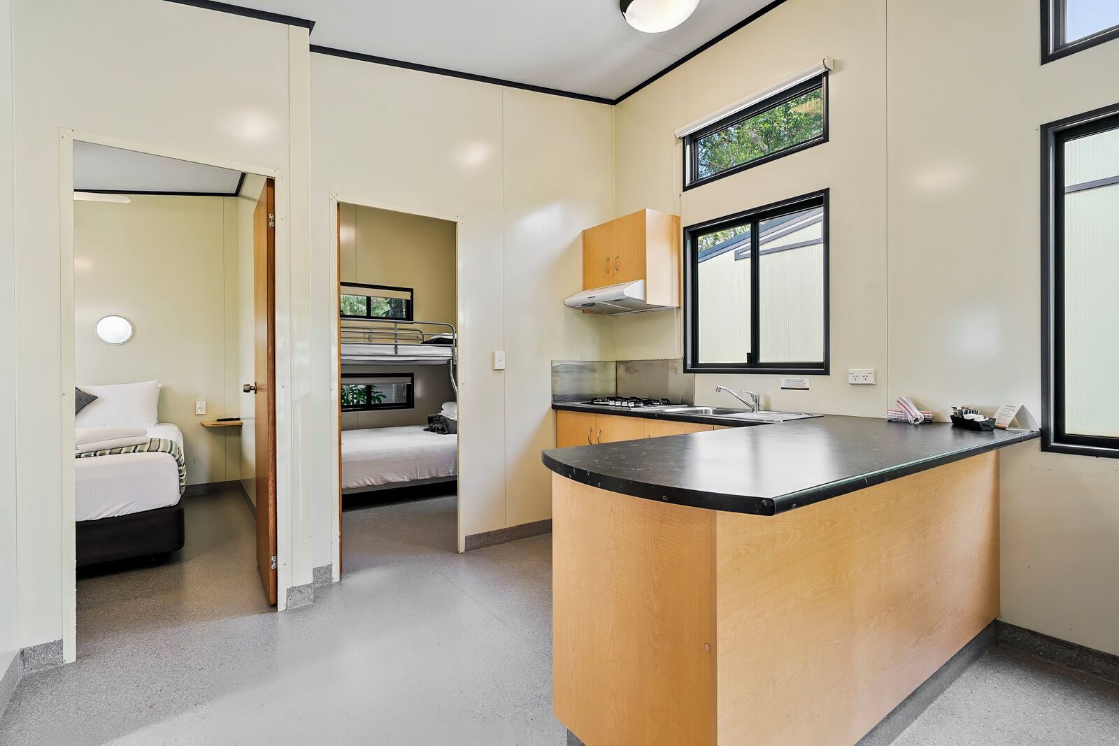 Suite Deluks, 2 kamar tidur, Bebas Asap Rokok, dapur (Dlx Villa2BR Trio Nightly) | Setrika/meja setrika, Wi-Fi gratis, dan seprai linen
