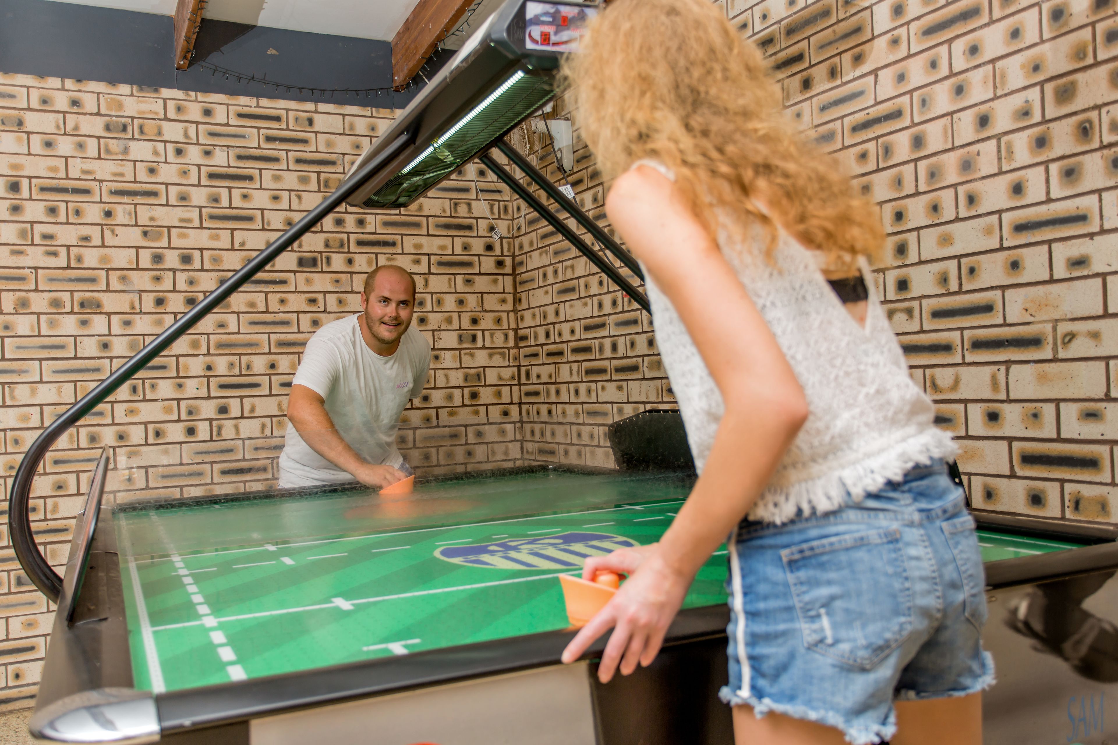 Ein Billardtisch mit grüner Spielbahn und einem Logo in der Mitte.