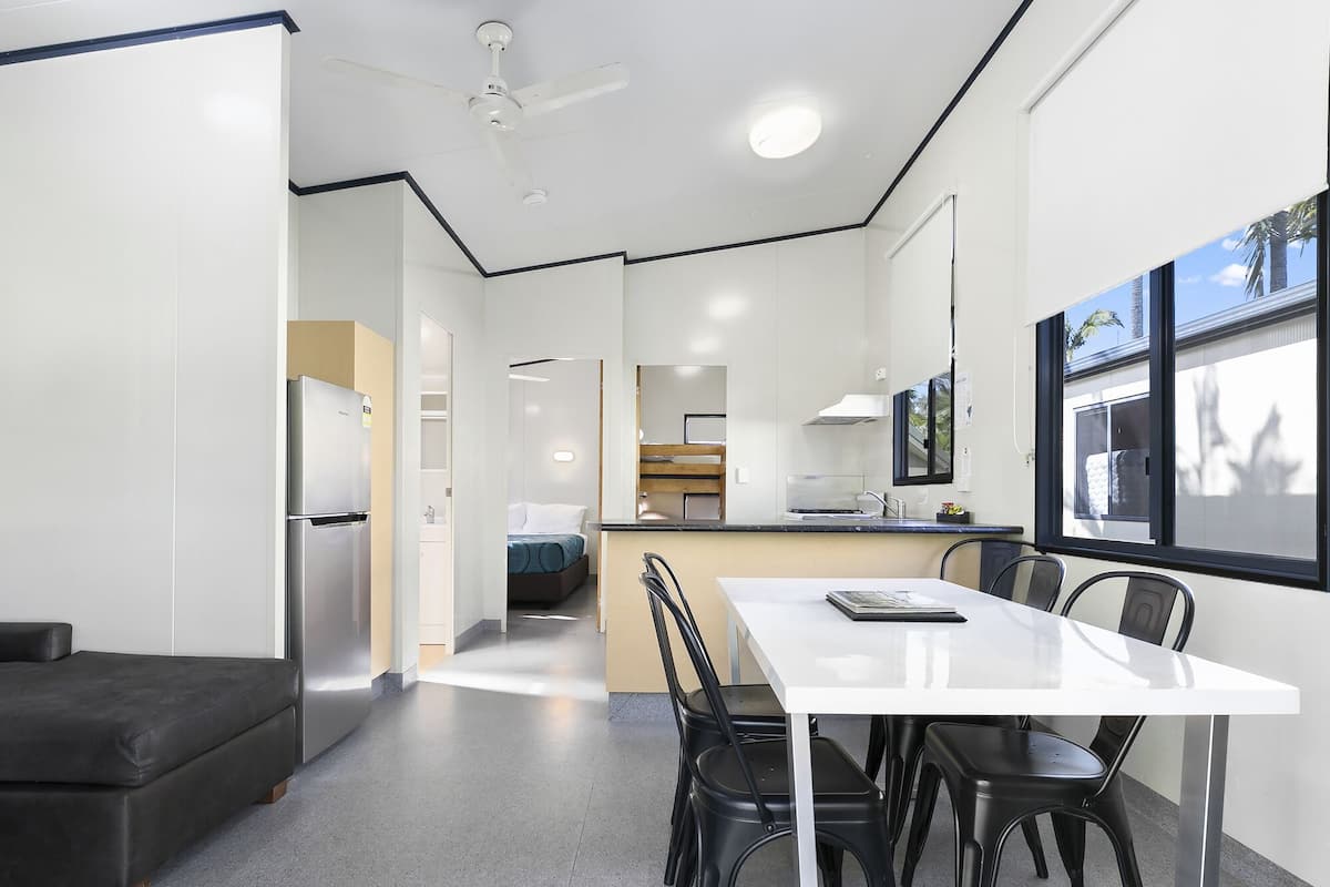 Deluxe suite, 2 slaapkamers, niet-roken, keuken (Dlx Villa Nightly) | 2 slaapkamers, een strijkplank/strijkijzer, gratis wifi, beddengoed