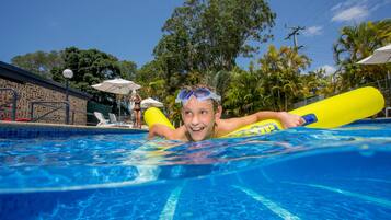 Outdoor pool, free cabanas, sun loungers