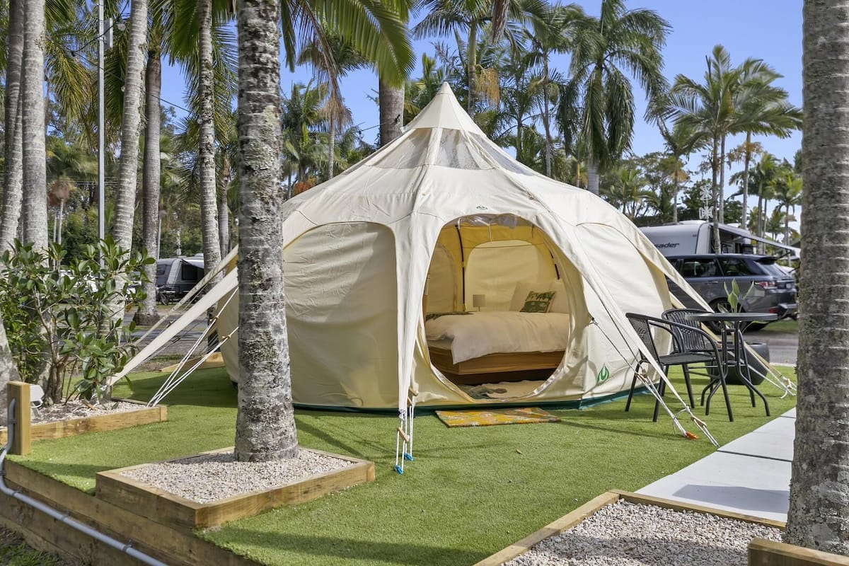 Belle Tent | 2 slaapkamers, een strijkplank/strijkijzer, gratis wifi, beddengoed