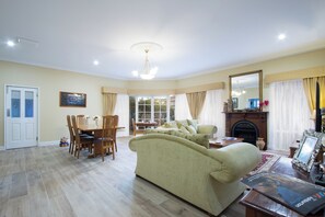 TV connectée de 40 pouces avec chaînes numériques, télévision, Netflix