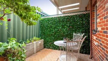 Deluxe Queen Suite Private Courtyard Suite 2 | Terrace/patio