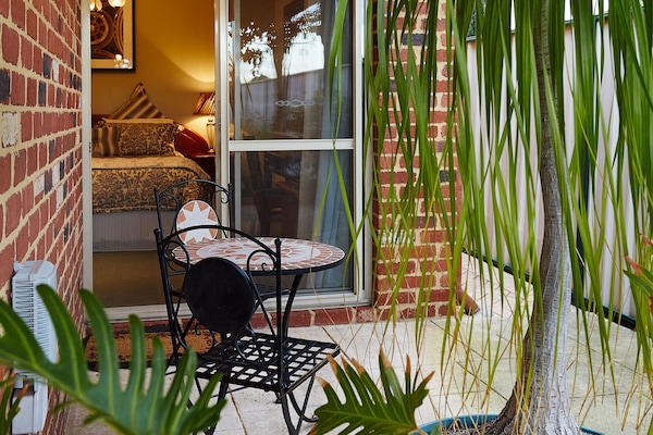 Suite Supérieure, 1 très grand lit | Terrasse/Patio