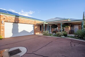 Fachada de la propiedad